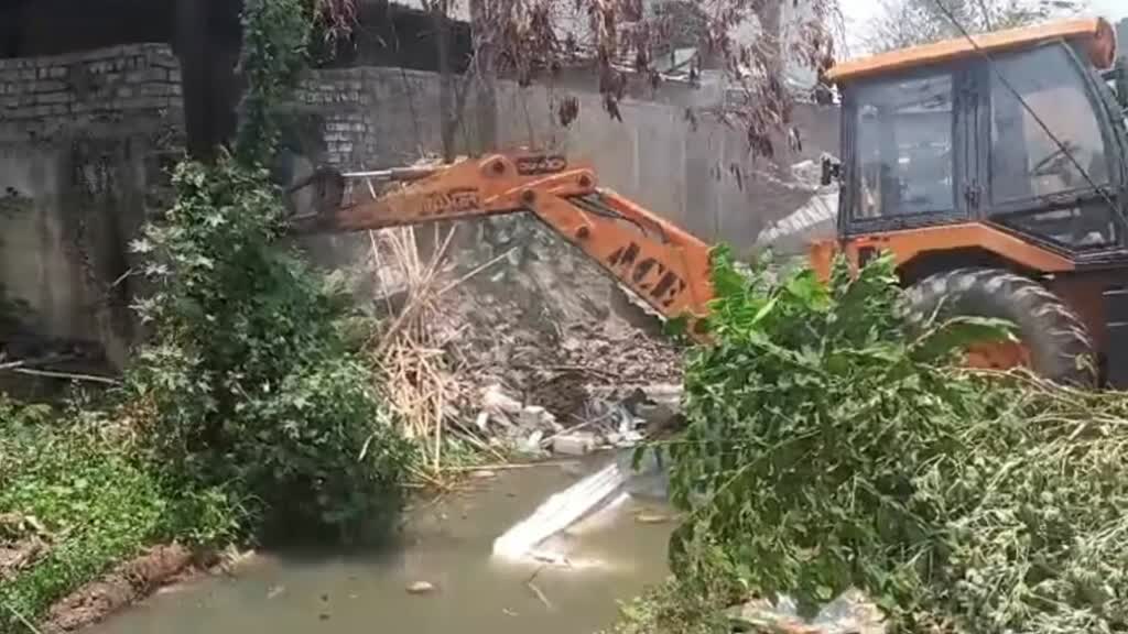 CG NEWS :सरकारी जमीन पर कर रखा था अवैध कब्जा, बुलडोजर देख छूटा पसीना ! निगम ने की कब्जा हटाने की कार्रवाई…