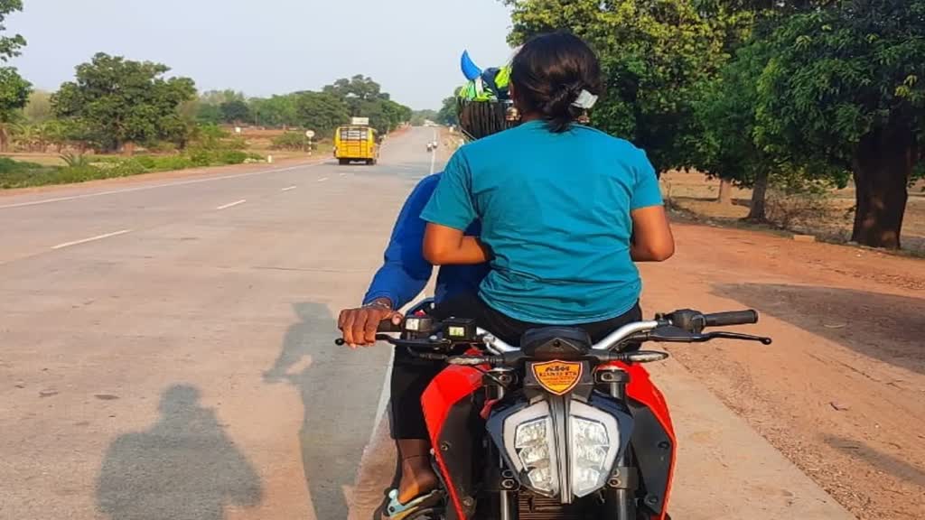 CG NEWS : जशपुर की सड़कों पर चलती बाइक पर कपल का Romance, एसपी ने रोका, लगाई क्लास, काटा चालान