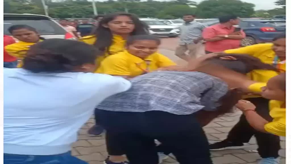 CG NEWS :  रायपुर एयरपोर्ट में टैक्सी कंपनी के युवतियों ने की गुंडागर्दी | FIR हुआ दर्ज.....