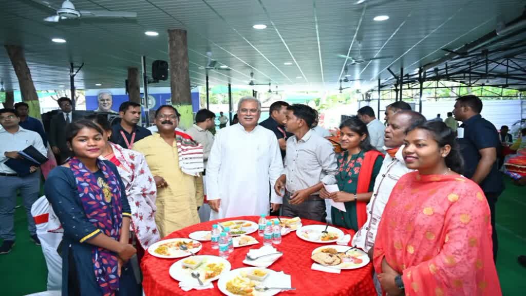 CG News :  मुख्यमंत्री ने सरगुजा से आए मेहमानों को परोसे  छत्तीसगढ़ी  स्वादिष्ट व्यंजन....