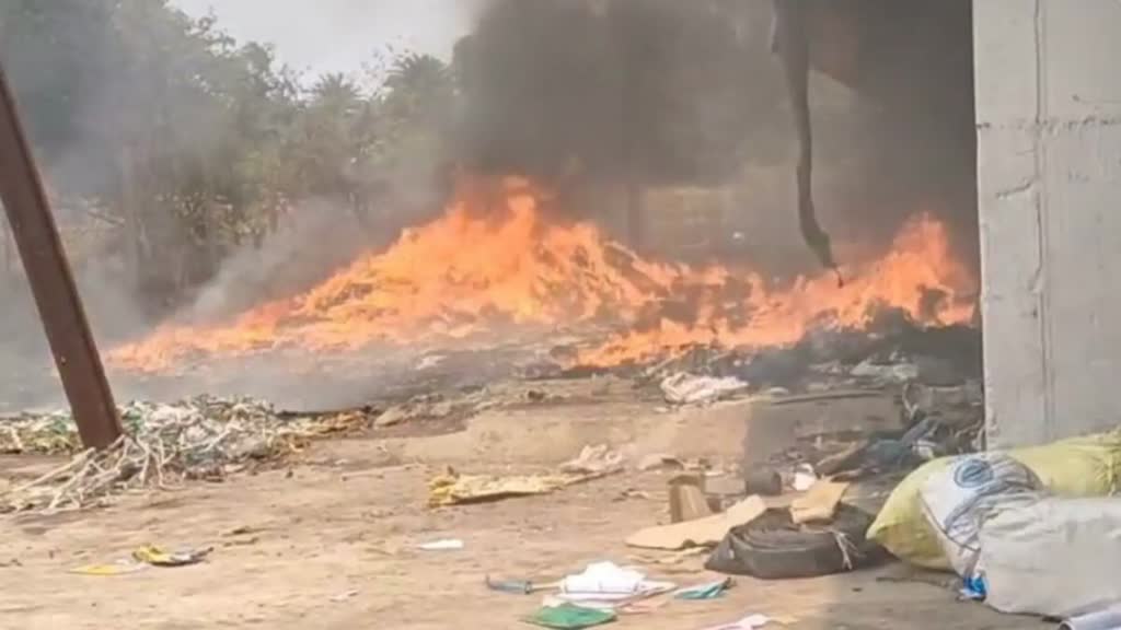 CG NEWS : छत्तीसगढ़ में आग लगने का सिलसिला जारी, एक बार फिर आग से दहला राजधानी, पेपर मिल में लगी भीषण आग, काबू पाने में जुटी फायर ब्रिगेड की तीन गाड़ियां