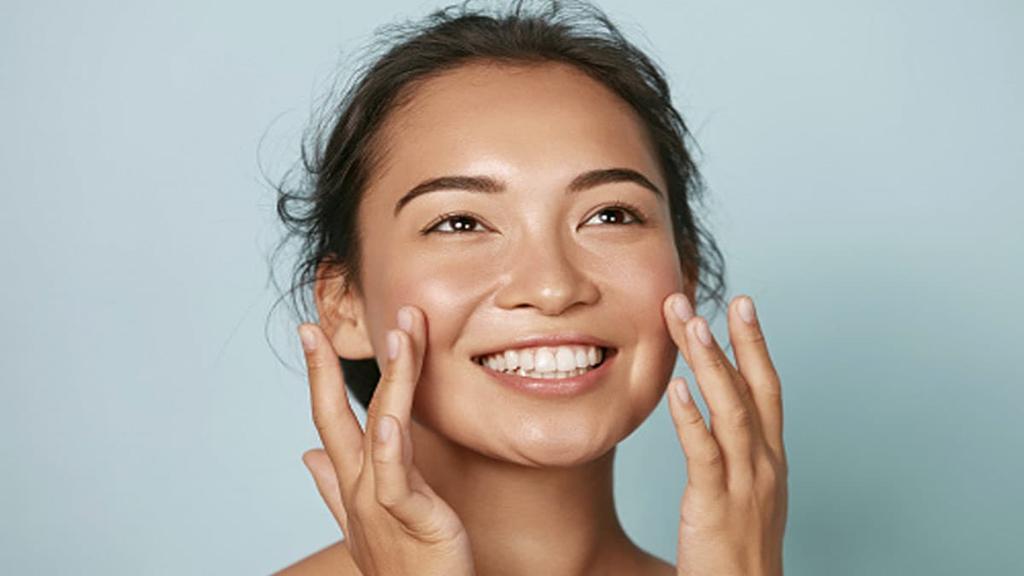 घर बैठे फेशियल से पाएं इंस्टेंट ग्लो, पार्लर ट्रीटमेंट भी लगे बेअसर