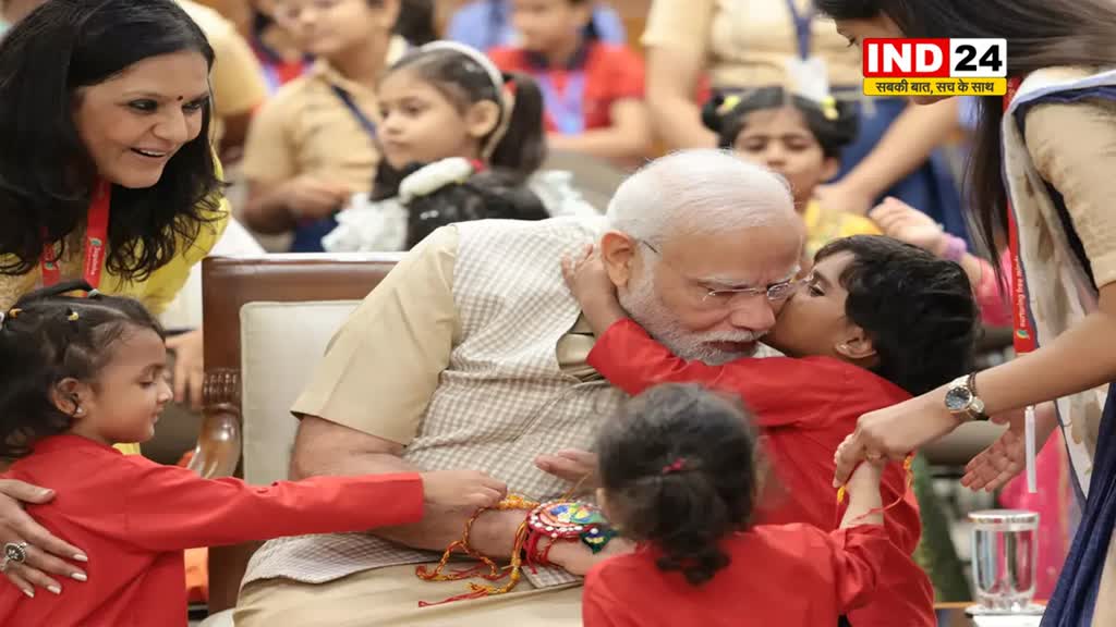 Rakshabandhan: बच्चों ने PM मोदी को बांधी राखी, देखें तस्वीरें