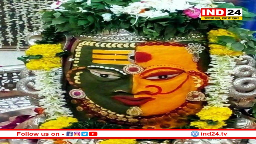 कान में कुंडल और नाक में नथनी पहन देवी स्वरूप में सजे बाबा महाकाल