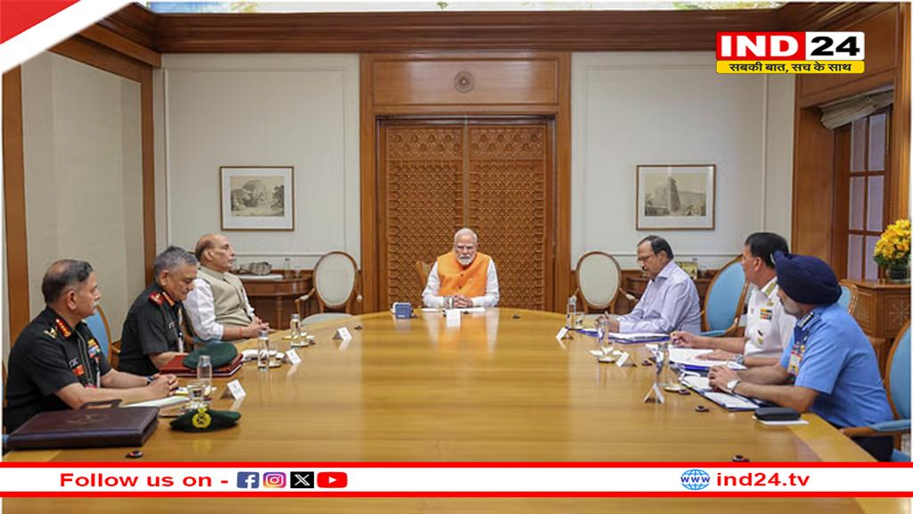 प्रधानमंत्री नरेंद्र मोदी से रक्षा सचिव राजेश कुमार सिंह ने मुलाकात की