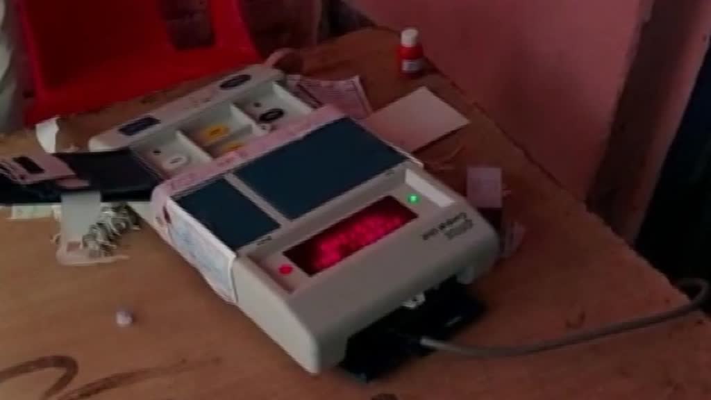 CG NEWS : मतदान के दौरान पंडरिया में दो बूथों में EVM मशीन हुई खराब....